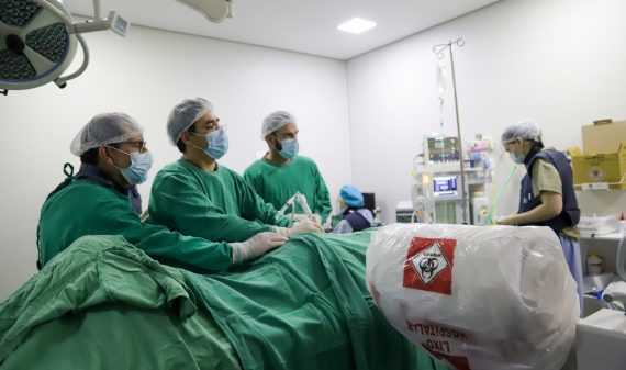 Paciente do SUS passa por cirurgia minimamente invasiva durante programa realizado para apresentar a técnica de Nucleotomia Percutânea.