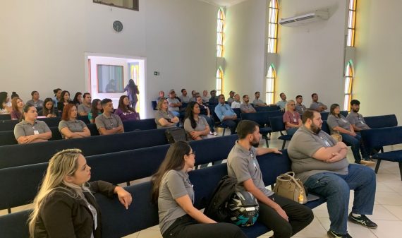 Grupo de colaboradores do HAP durante palestra da campanha Dezembro Laranja sobre prevenção ao câncer de pele.